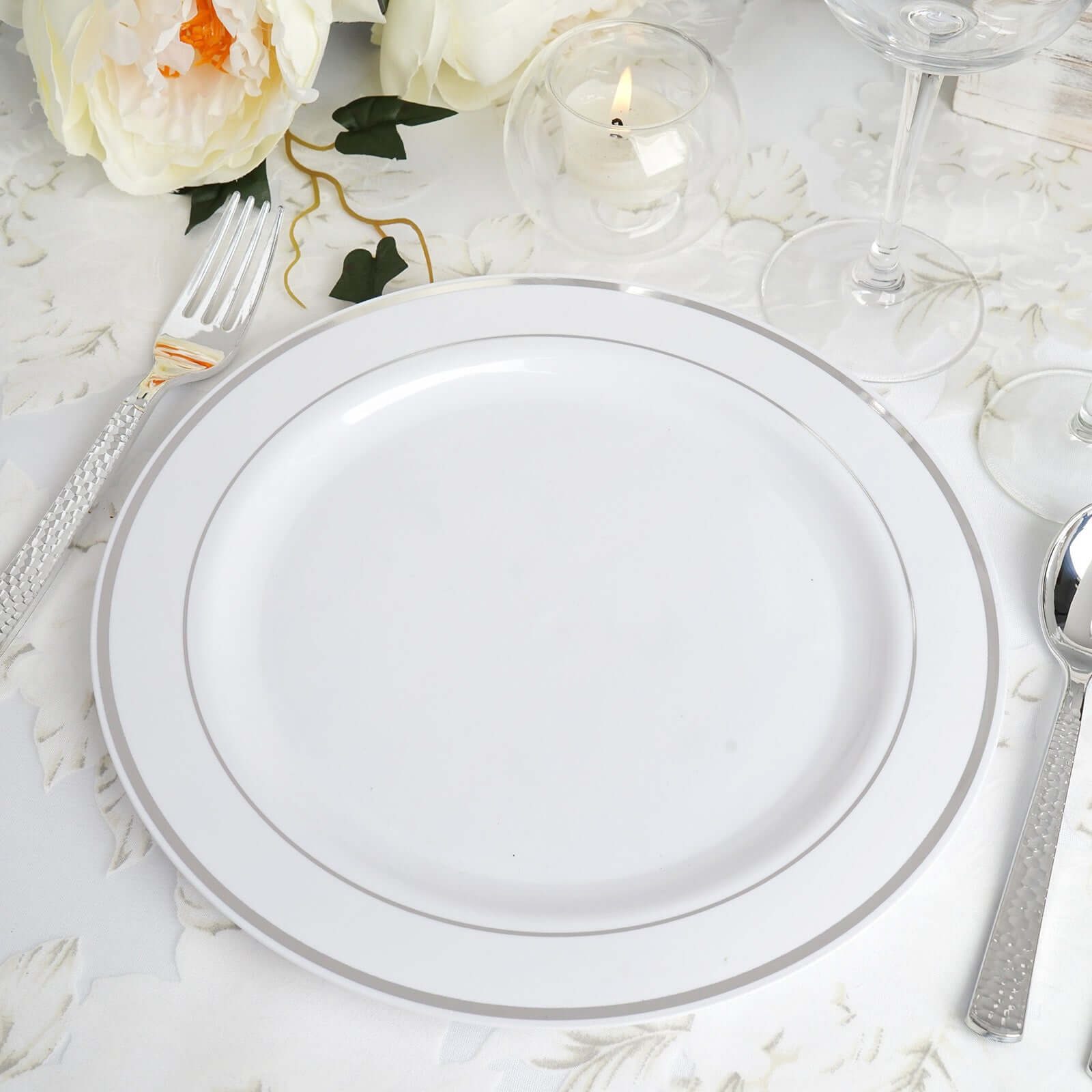 10-Pack Plastic Dinner Plates White with TrÃ¨s Chic Silver Rim - Perfect Disposable Party Plates 10"