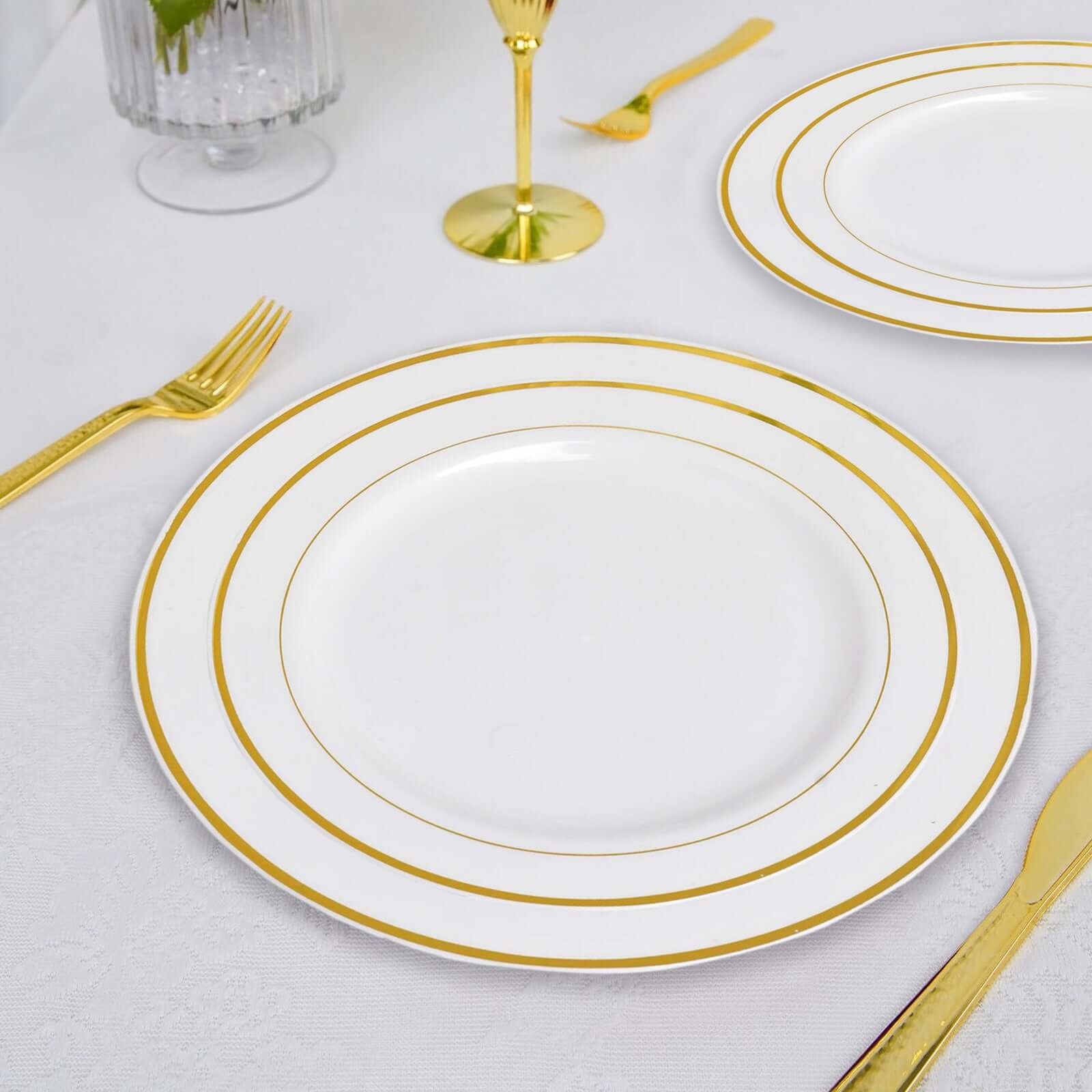 10-Pack Plastic Dessert Plates White with TrÃ¨s Chic Gold Rim - Disposable Plates for Parties 8"