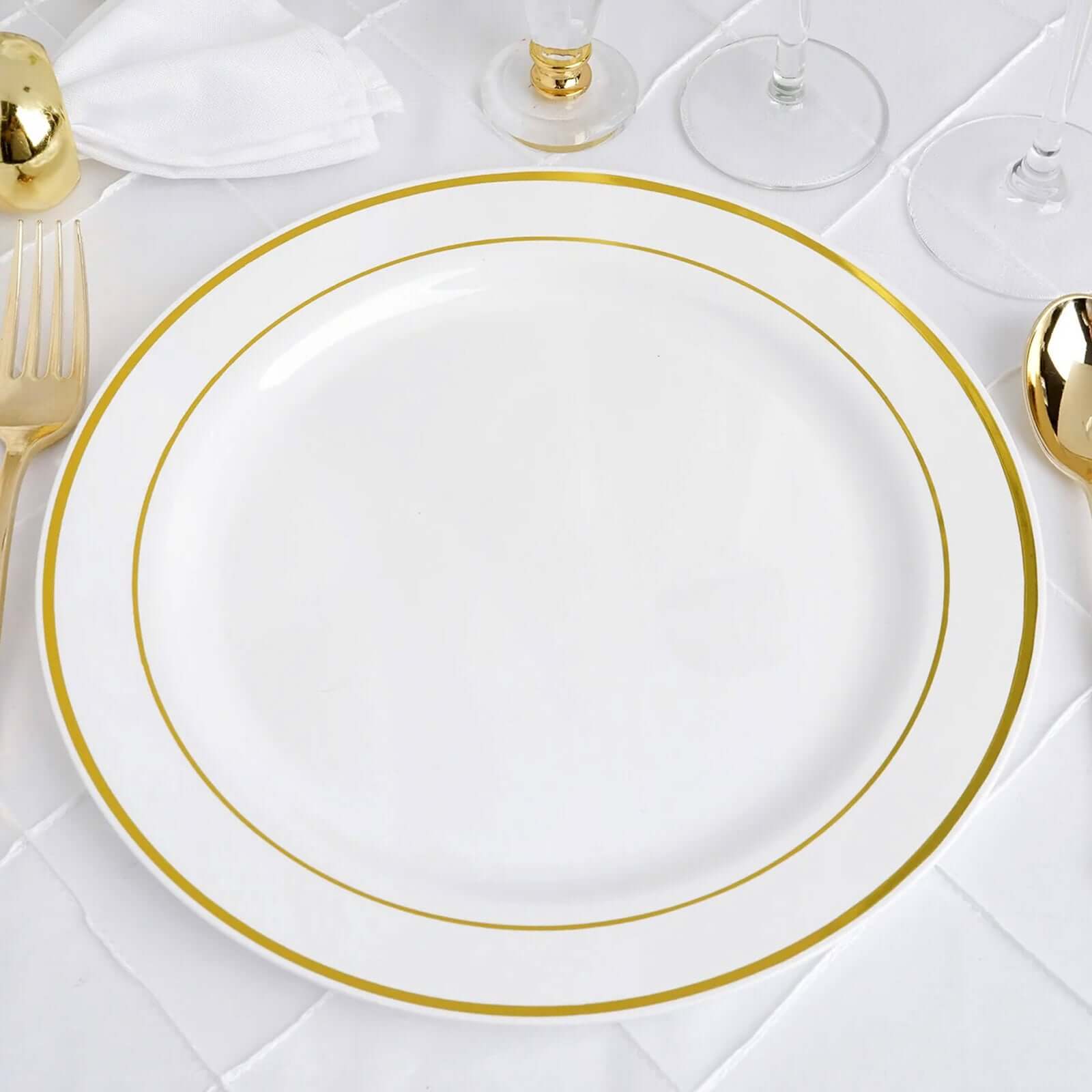 10-Pack Plastic Dinner Plates White with TrÃ¨s Chic Gold Rim - Perfect Disposable Party Plates 10"
